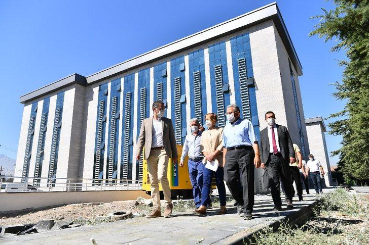 Başkan Büyükkılıç Tapu Kadastro Bölge Müdürlüğü binasını inceledi G3