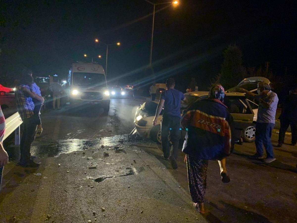 Gediz&rsquo;de trafik kazası; 1 &ouml;l&uuml; 6 yaralı
