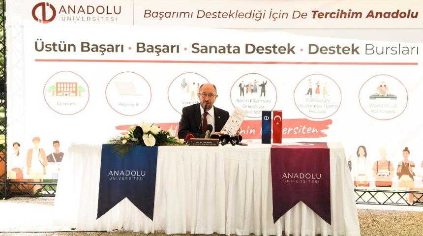 Rekt&ouml;r Prof. Dr. Erdal, Başarı Burslarını kazanan &ouml;ğrencileri bizzat arayarak tebrik etti