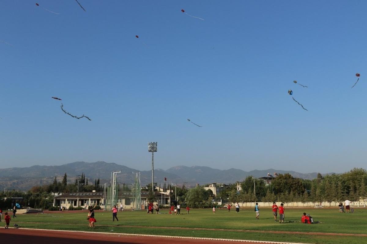 Ay yıldızlı u&ccedil;urtmalar g&ouml;ky&uuml;z&uuml;nde renkli g&ouml;r&uuml;nt&uuml;ler oluşturdu