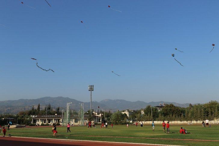 Ay yıldızlı uçurtmalar gökyüzünde renkli görüntüler oluşturdu G1
