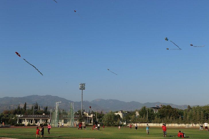 Ay yıldızlı uçurtmalar gökyüzünde renkli görüntüler oluşturdu G2