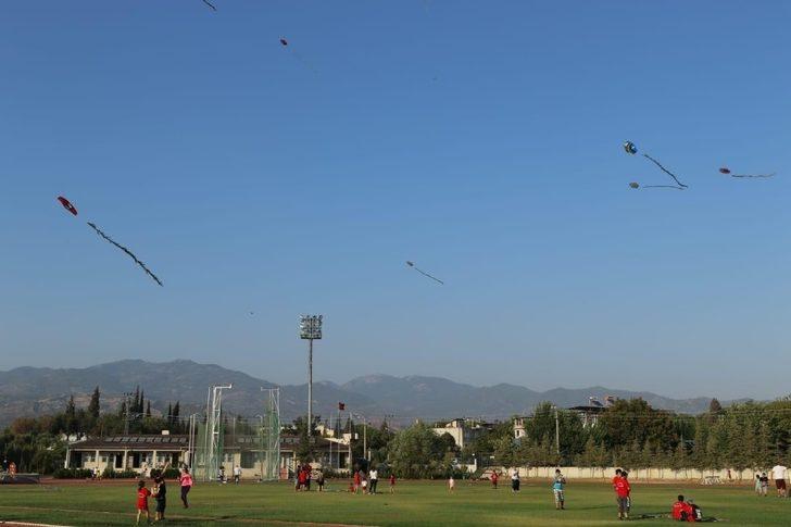Ay yıldızlı uçurtmalar gökyüzünde renkli görüntüler oluşturdu G3