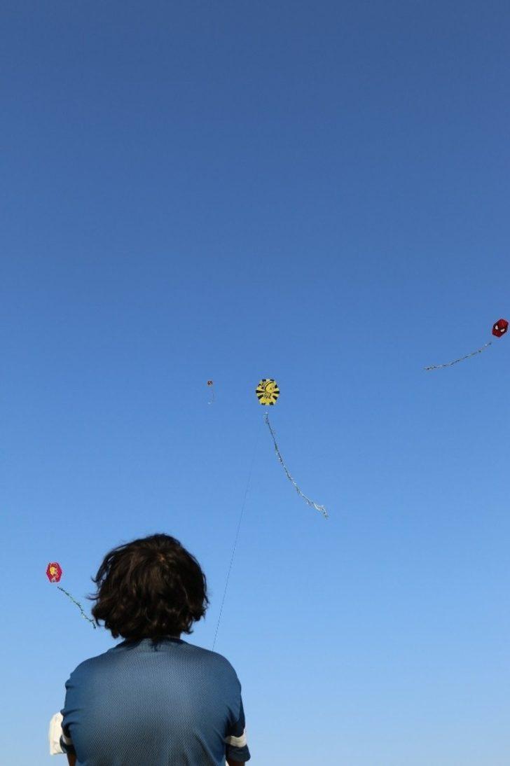 Ay yıldızlı uçurtmalar gökyüzünde renkli görüntüler oluşturdu G4