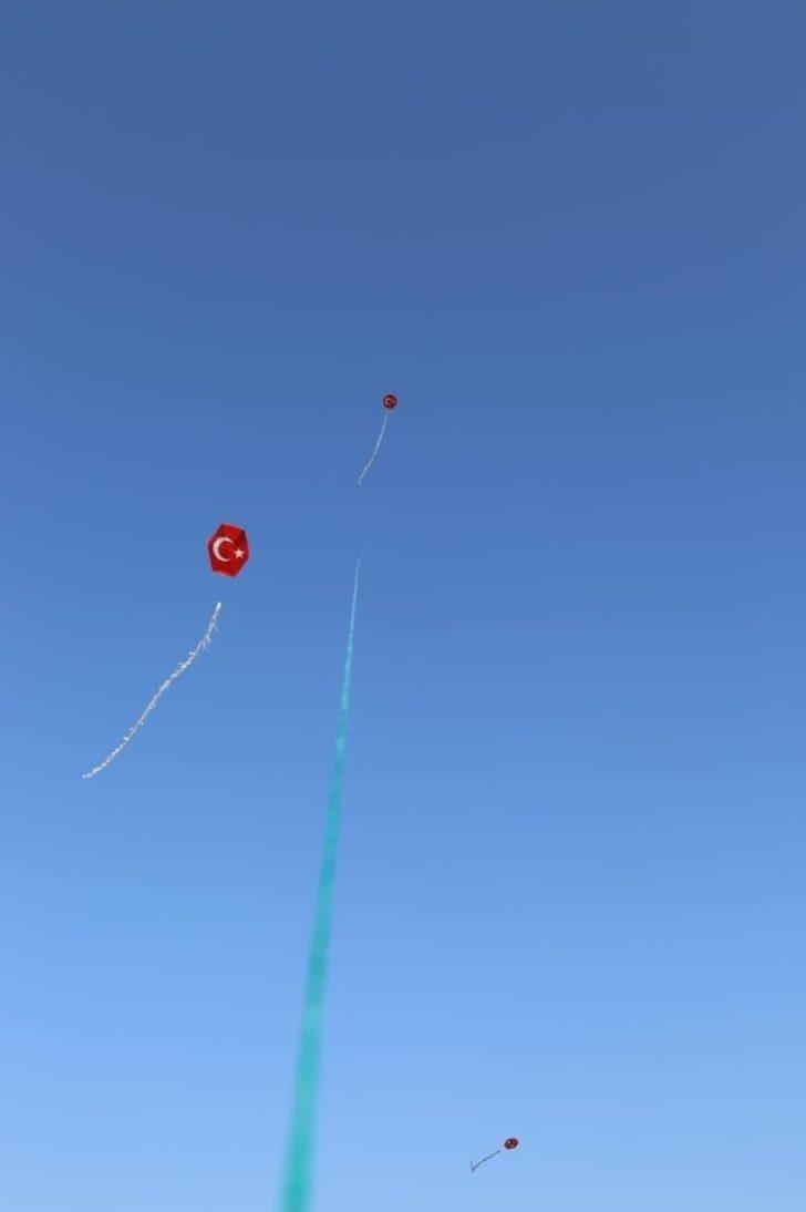 Ay yıldızlı uçurtmalar gökyüzünde renkli görüntüler oluşturdu G5