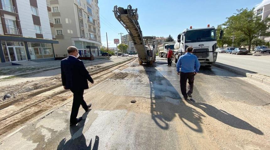 Kırşehir Belediyesi&rsquo;nin bozuk yollardaki &ccedil;alışmaları s&uuml;r&uuml;yor