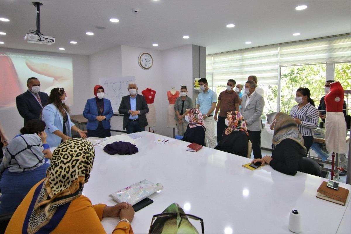 Meral Bilmez, eğitimlerini tamamlayan kursiyerlere sertifikalarını verdi