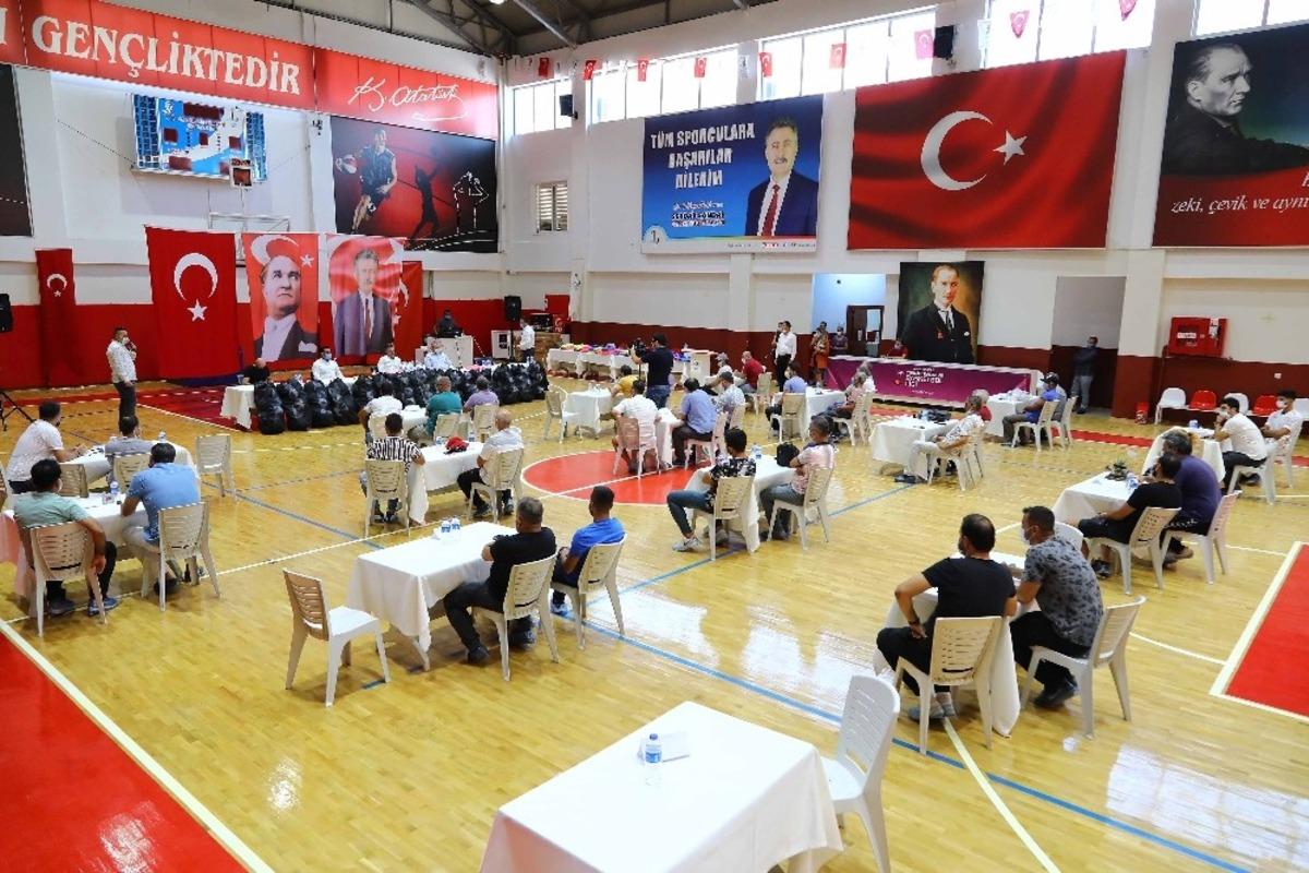 Bayraklı&rsquo;da amat&ouml;r spor kul&uuml;plerine 206 bin liralık destek