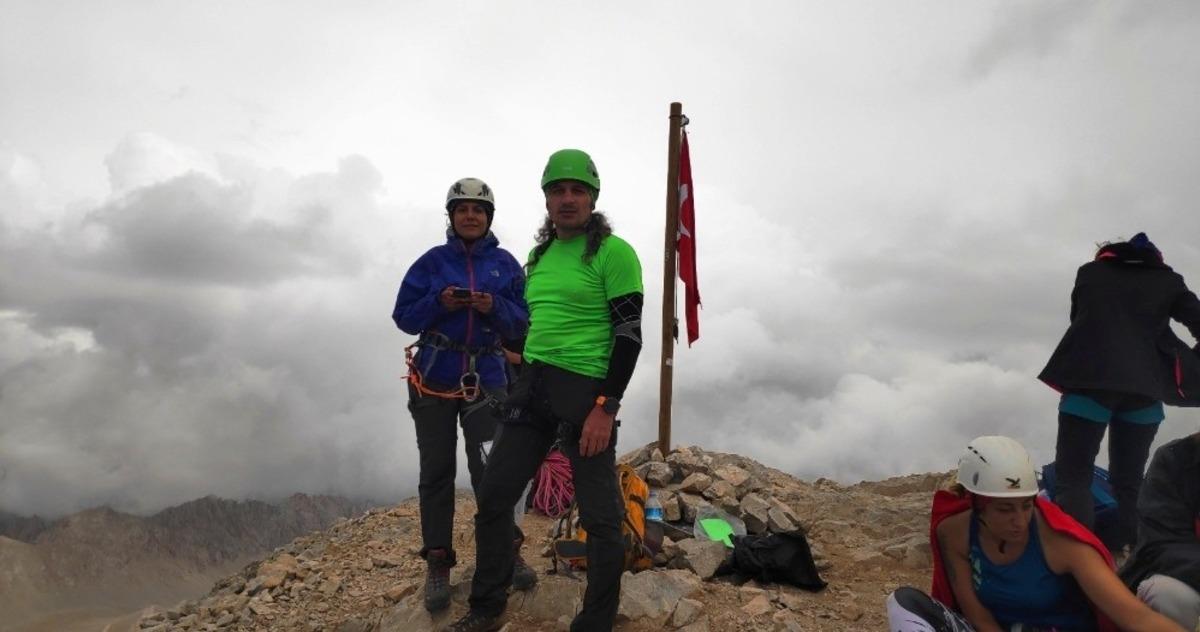 Dağcılar pandemiye dikkat &ccedil;ekmek i&ccedil;in Demirkazık zirvesine tırmandı