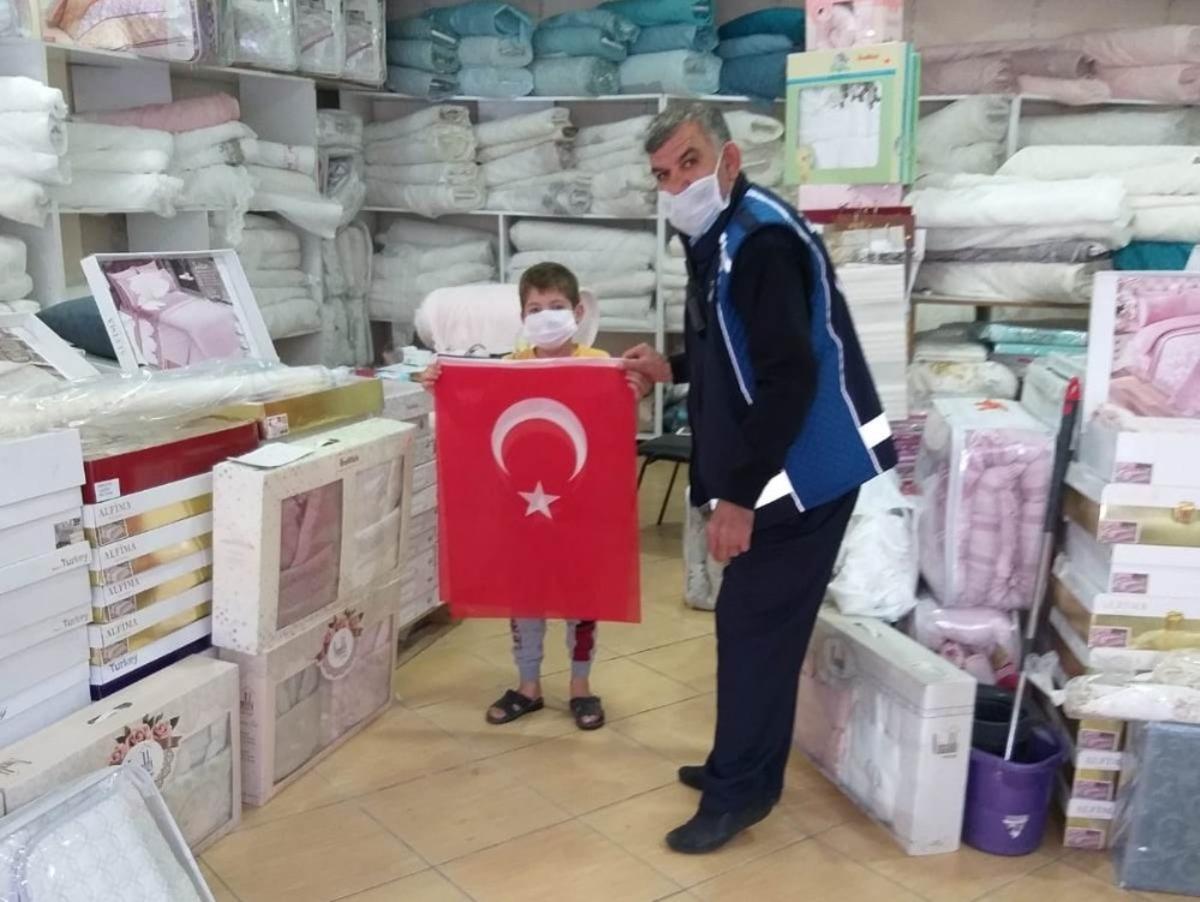 Erciş Belediyesi 30 Ağustos Zafer Bayramı kapsamında &uuml;rk bayrağı dağıttı