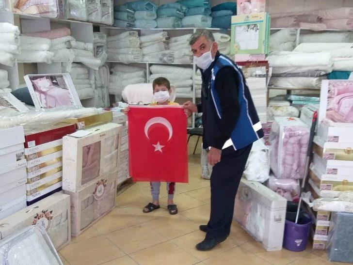 Erciş Belediyesi 30 Ağustos Zafer Bayramı kapsamında ürk bayrağı dağıttı G1