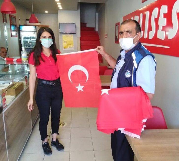 Erciş Belediyesi 30 Ağustos Zafer Bayramı kapsamında ürk bayrağı dağıttı G2