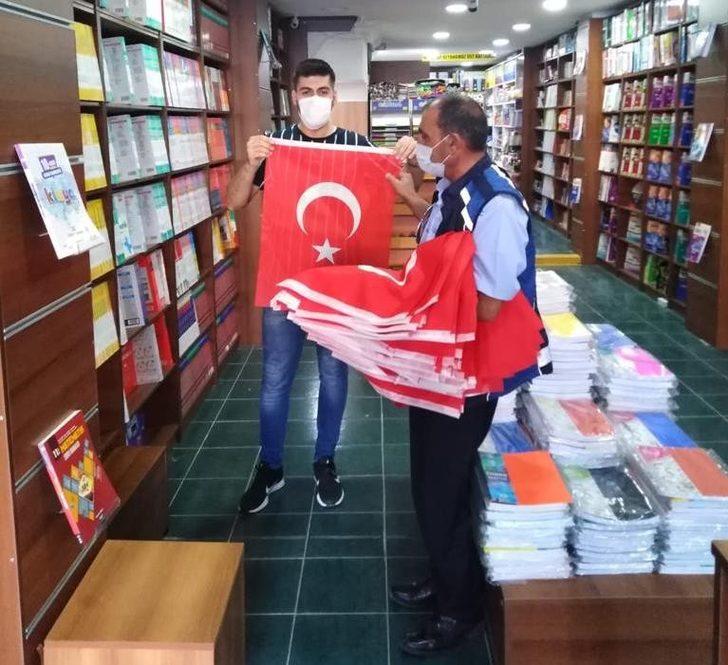 Erciş Belediyesi 30 Ağustos Zafer Bayramı kapsamında ürk bayrağı dağıttı G3