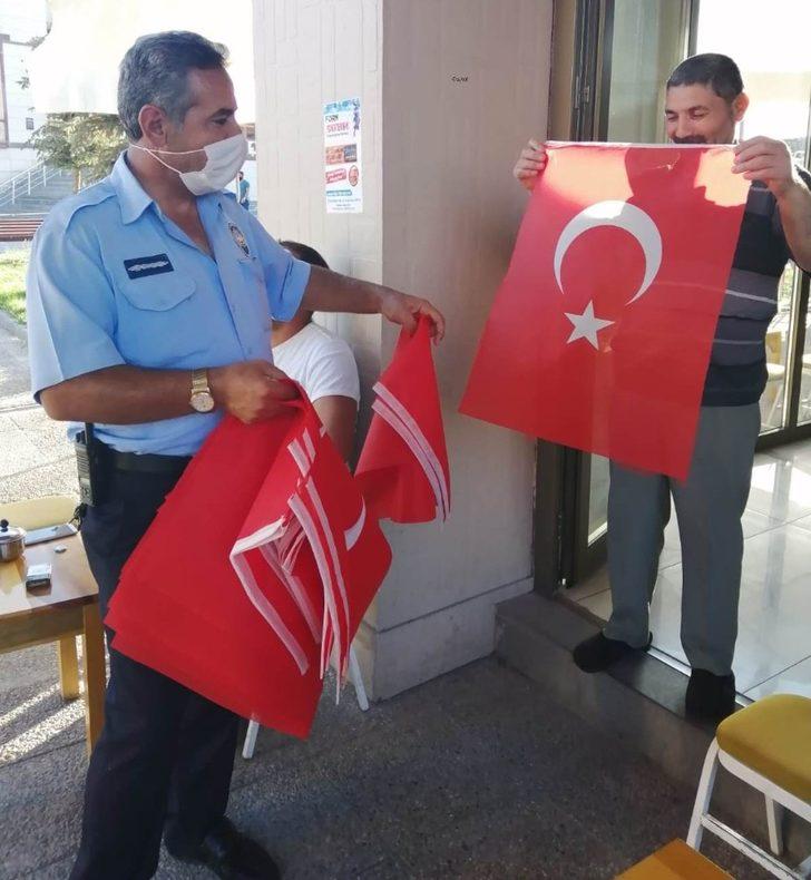 Erciş Belediyesi 30 Ağustos Zafer Bayramı kapsamında ürk bayrağı dağıttı G4