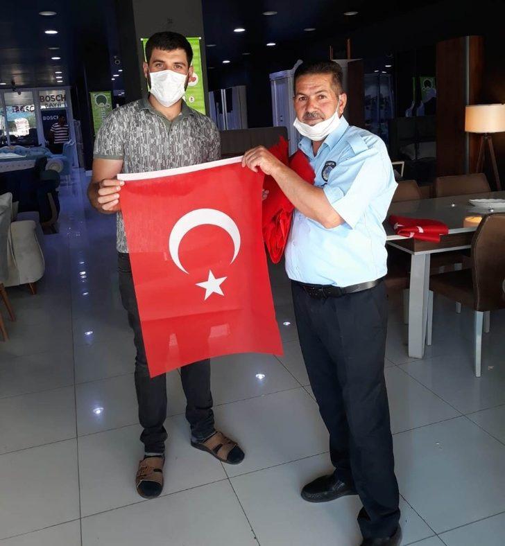 Erciş Belediyesi 30 Ağustos Zafer Bayramı kapsamında ürk bayrağı dağıttı G5