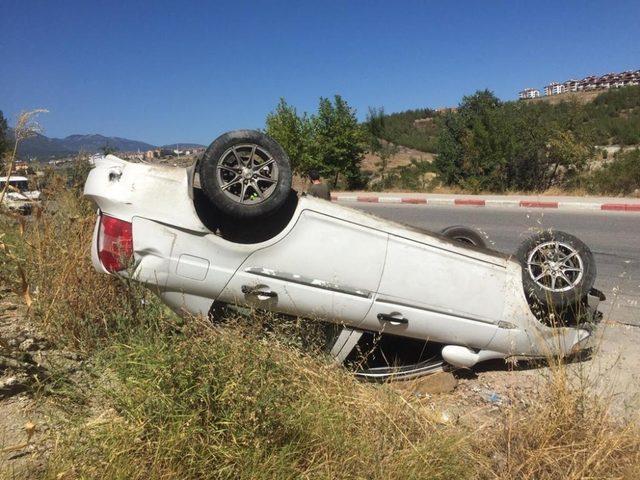 Kaldırıma çarpan otomobil ters döndü: 1 yaralı