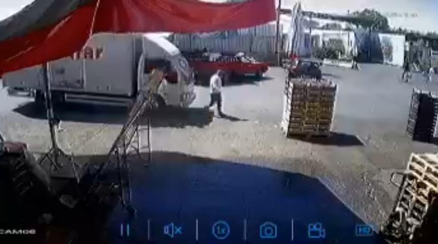 Yolda yürürken arkadan çarpan kamyonetin altında kaldı