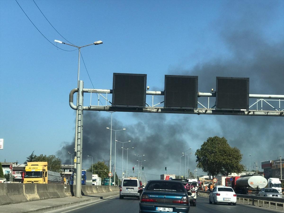 G&Uuml;NCELLEME - Sakarya'da &ccedil;ıkan &ccedil;&ouml;pl&uuml;k yangını s&ouml;nd&uuml;r&uuml;ld&uuml;