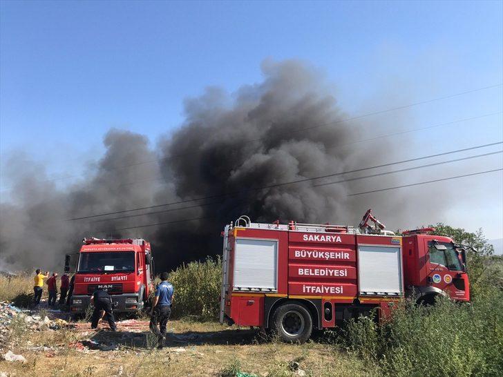 GÜNCELLEME - Sakarya'da çıkan çöplük yangını söndürüldü G5