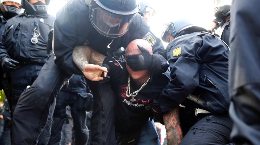 Almanya'da koronavir&uuml;s &ouml;nlemlerini protesto g&ouml;sterisine polis m&uuml;dahale etti