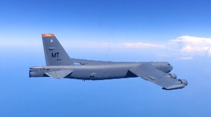 Amerikan B-52 bombardıman u&ccedil;ağına Karadeniz &uuml;zerinde iki Rus jetinden &ouml;nleme