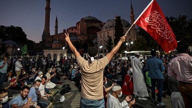 Ayasofya'nın ibadete açılması tarih ve siyaset ilişkisine dair tartışmaları derinleştiren gelişmelerden biri oldu.