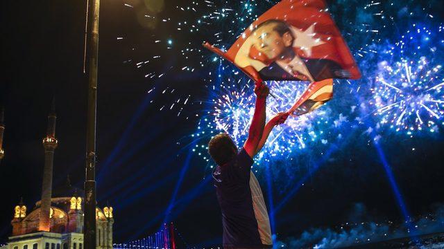 Türkiye'de muhalefet iktidarın; 19 Mayıs, 29 Ekim, 23 Nisan, 30 Ağustos gibi tarihlerdeki kutlamalara yaklaşımına tepki gösteriyor.