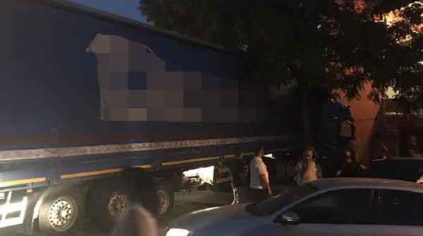 Freni boşalan TIR, iki aracı ezip bah&ccedil;e duvarına &ccedil;arparak durdu