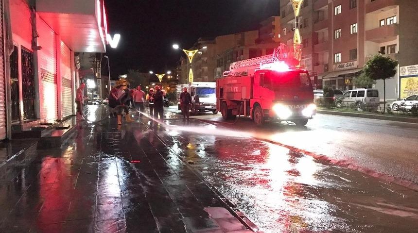 Şemdinli çarşı merkezi tazyikli suyla yıkandı