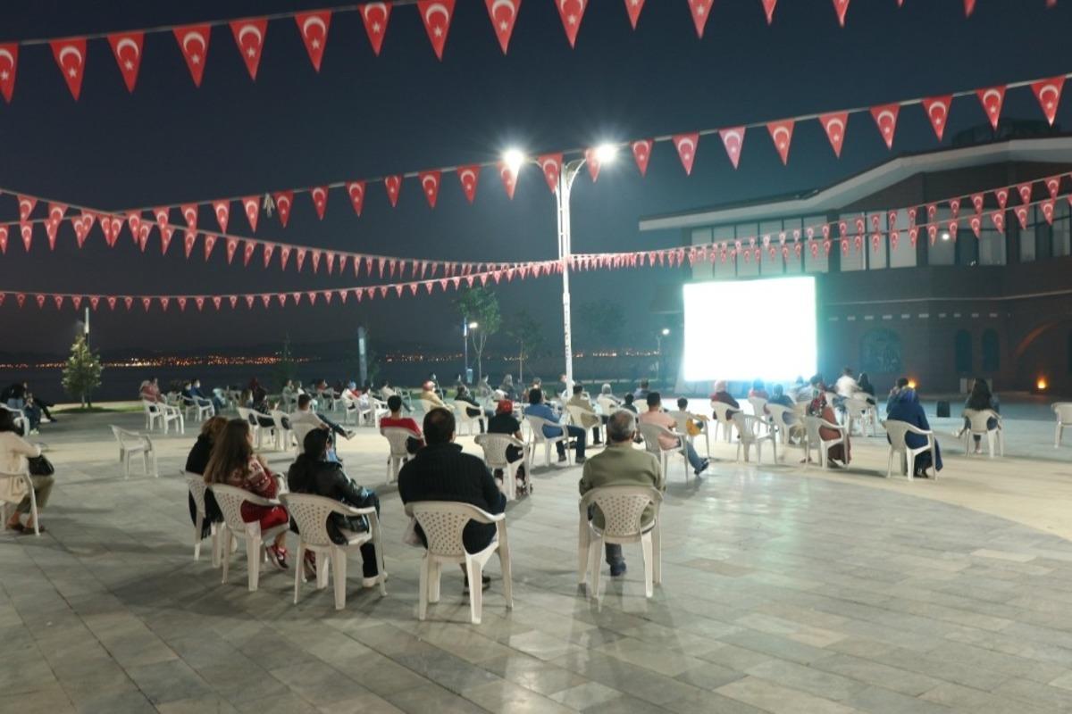 Van G&ouml;l&uuml; sahilin sinema keyfi