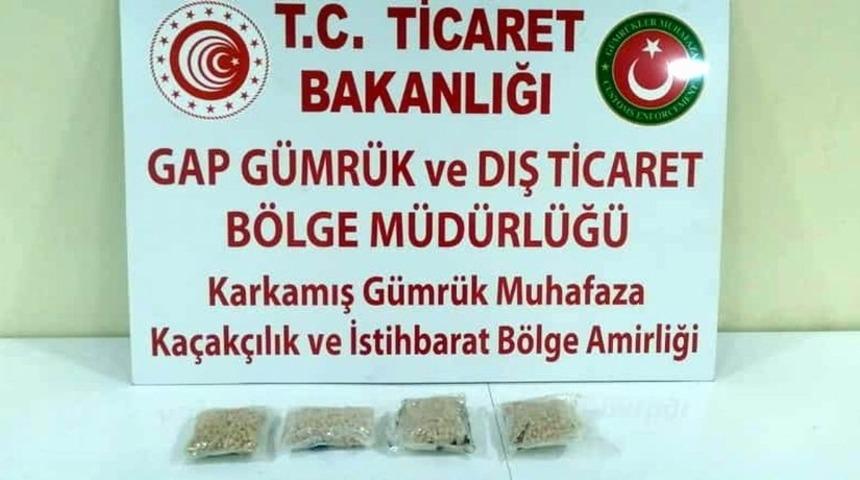 Sınır kapısında 3 bin 700 hap ge&ccedil;irildi