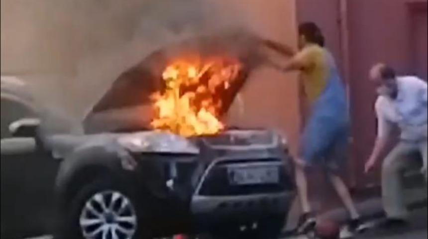 Beyoğlu'nda yanan cipini b&ouml;yle s&ouml;nd&uuml;rmeye &ccedil;alıştı