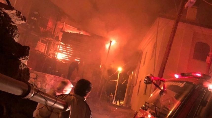 Duralar K&ouml;y&uuml;&rsquo;nde gece yarısı korkutan yangın