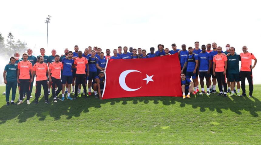 Trabzonspor'dan 30 Ağustos pozu