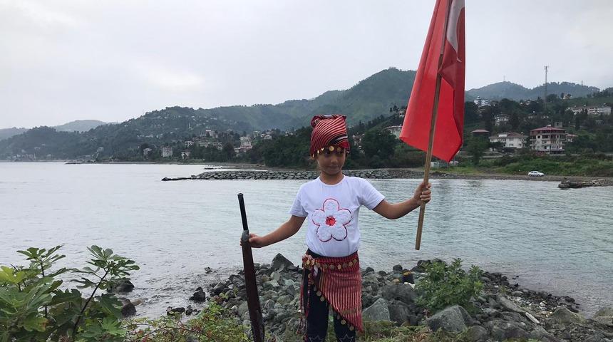 9 yaşındaki Tuğ&ccedil;e&rsquo;nin 30 Ağustos klibi sosyal medyayı salladı