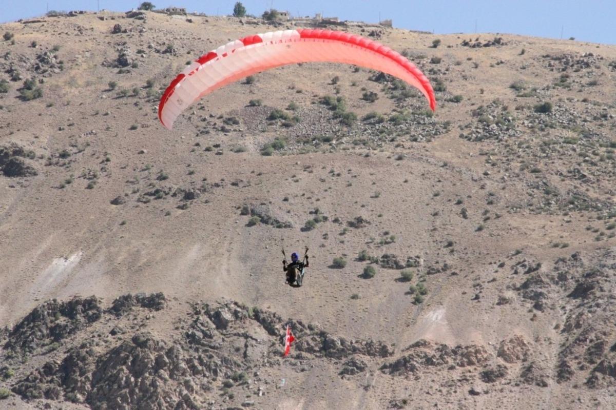 Paraş&uuml;t&ccedil;&uuml;lerden zafer u&ccedil;uşu