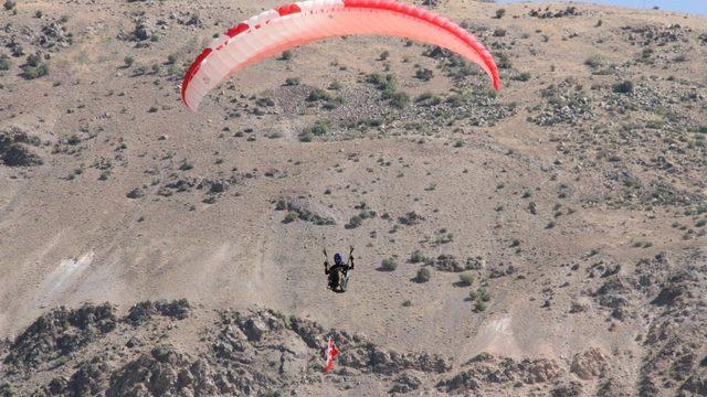 Paraşütçülerden zafer uçuşu
