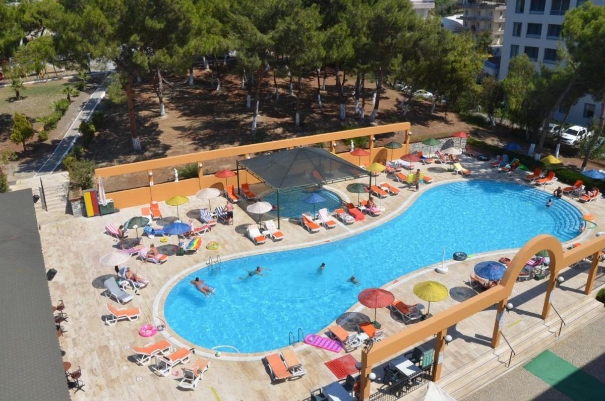 Kuşadası&rsquo;nda sıcaktan bunalan denize koştu