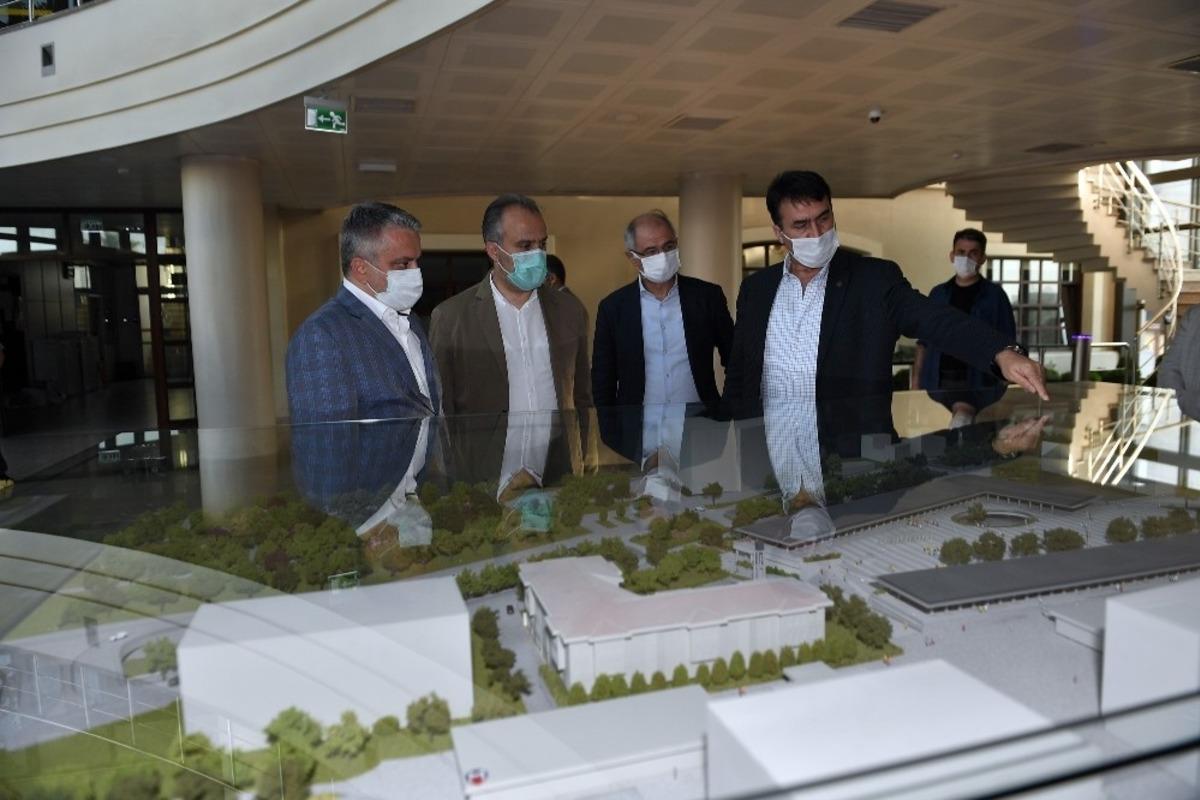 Osmangazi Meydanı&rsquo;na &ouml;vg&uuml; yağıyor