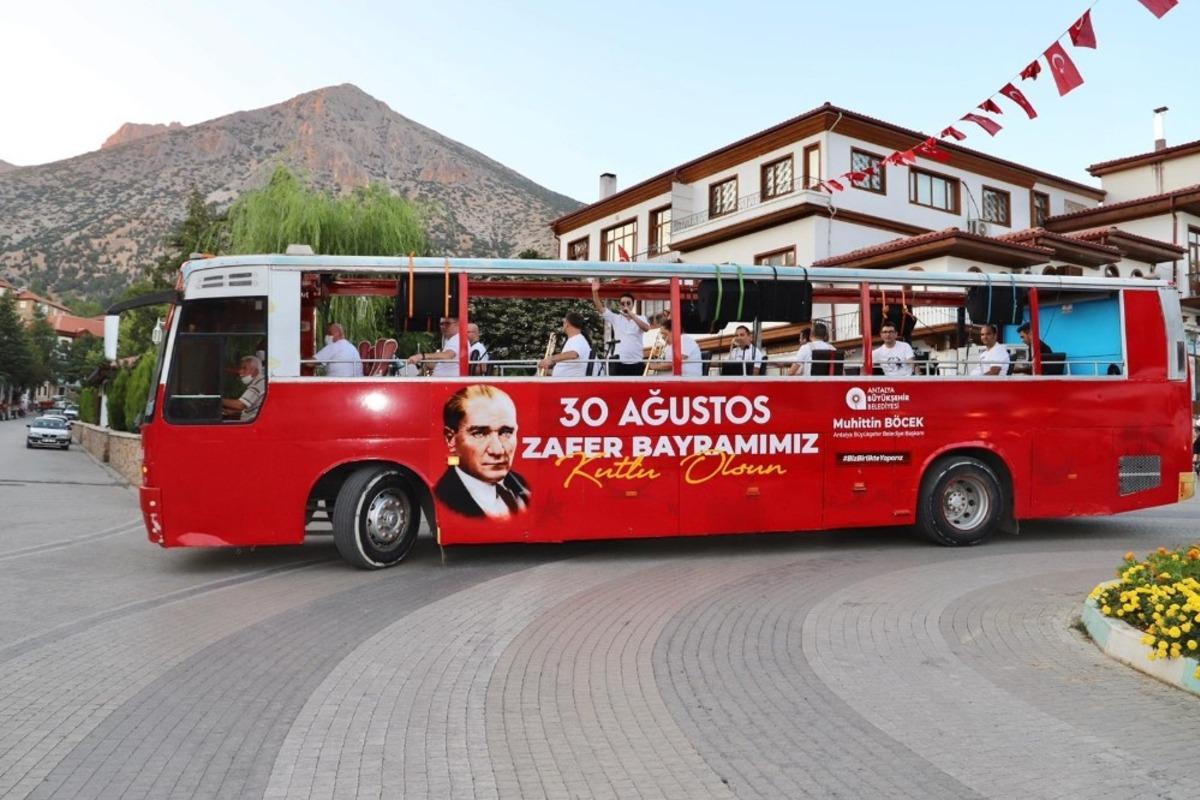 Antalya&rsquo;da mobil otob&uuml;slerle Zafer Bayramı konserleri s&uuml;r&uuml;yor