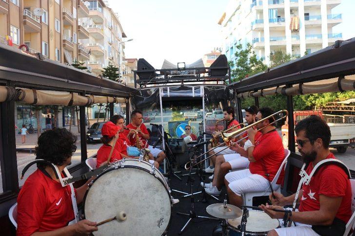 Antalya’da mobil otobüslerle Zafer Bayramı konserleri sürüyor G4