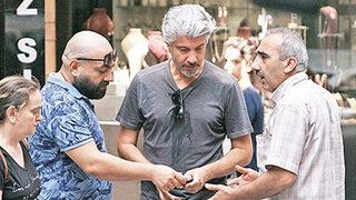 Behzat Uygur işportacıyla pazarlık halinde