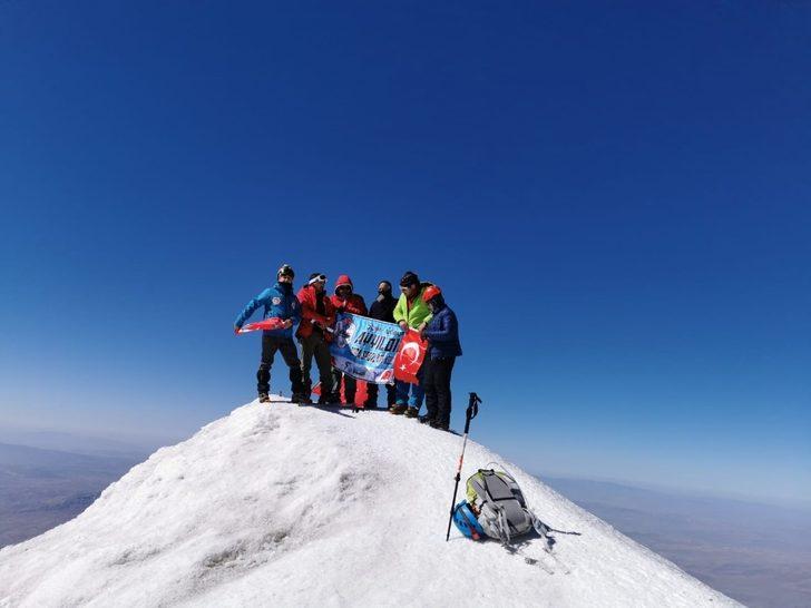 Aydınlı Dağcılar Zafer Bayramını Ağrı Dağı Zirvesinde Kutladı G1