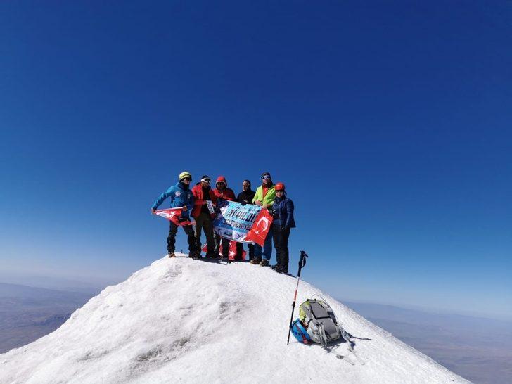 Aydınlı Dağcılar Zafer Bayramını Ağrı Dağı Zirvesinde Kutladı G2