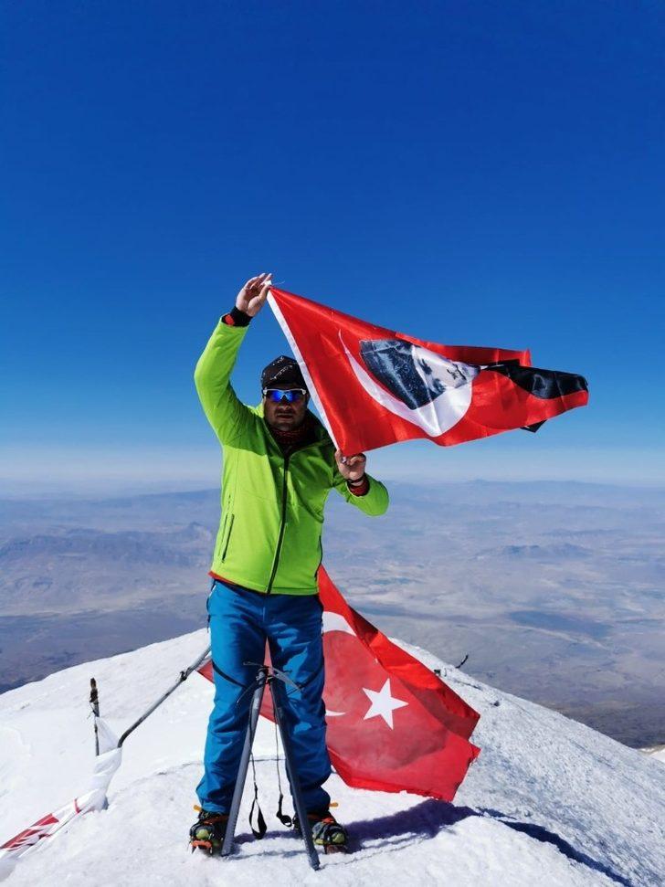 Aydınlı Dağcılar Zafer Bayramını Ağrı Dağı Zirvesinde Kutladı G3