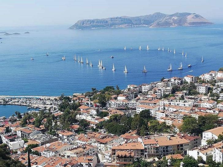 Sosyal medyadan haberleştiler, Meis Adası karşısında teknelerle 30 Ağustos'u kutladılar G1