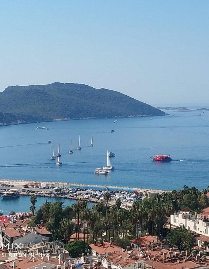 Sosyal medyadan haberleştiler, Meis Adası karşısında teknelerle 30 Ağustos'u kutladılar G3