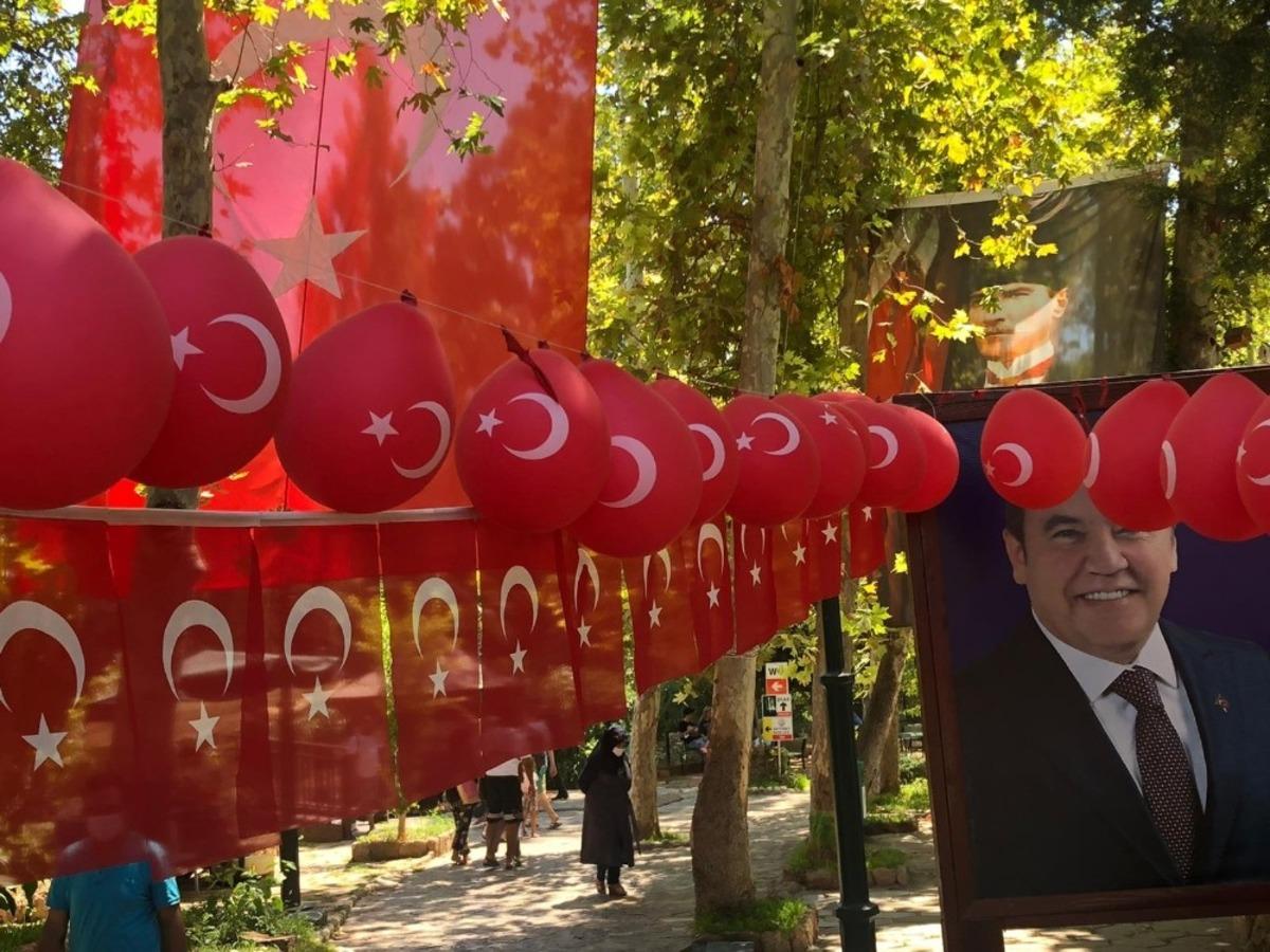 Antalya&rsquo;da 30 Ağustos coşkusu D&uuml;den Şelalesi&rsquo;ne taşındı