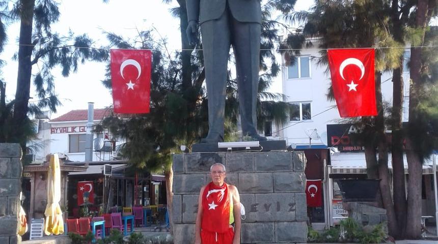 Zafer Bayramı i&ccedil;in 70 yaşında 13 kilometre koştu