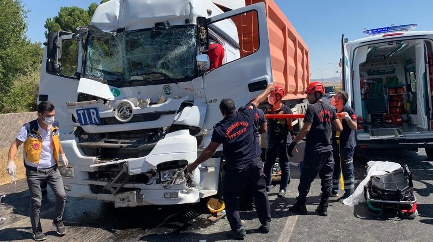 Kırmızı ışıkta bekleyen tıra &ccedil;arpan tır şof&ouml;r&uuml; yaralandı